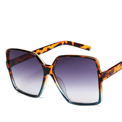 Trendy Sunglasses Fashion Men And Women Big Frame Sunglasses in tortoise shell pattern.