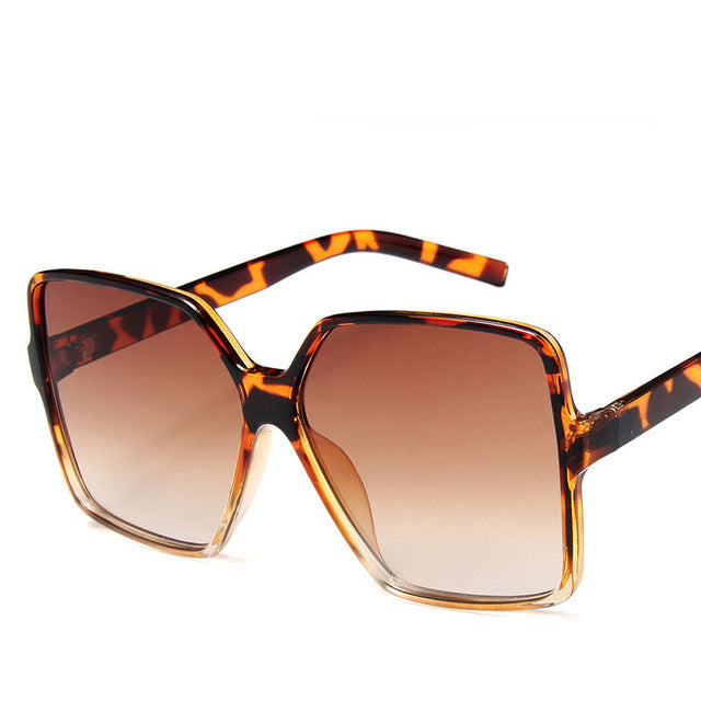 Trendy Sunglasses Fashion Men And Women Big Frame Sunglasses in tortoiseshell style with gradient lenses.